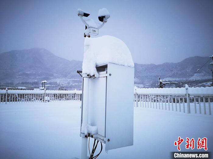 集安气象观测仪器上覆盖厚厚积雪 姜涛 摄