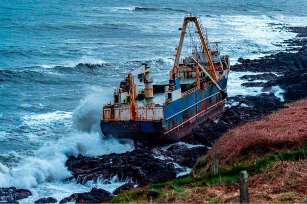 “幽灵船”被困在海边岩石中（图源：英国镜报）
