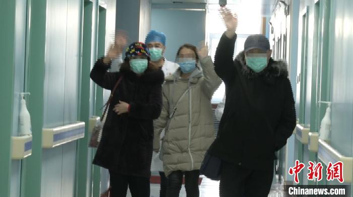 新冠肺炎治愈患者与医护人员挥手告别。 陈海滨 摄
