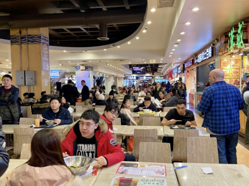纽约法拉盛的美食广场16日晚的用餐者增多。(美国《世界日报》记者朱蕾/摄) 点击进入下一页