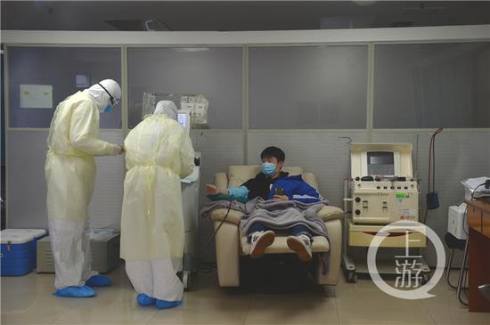  ▲17日，重庆首例新冠肺炎康复患者捐献血浆。资料图片