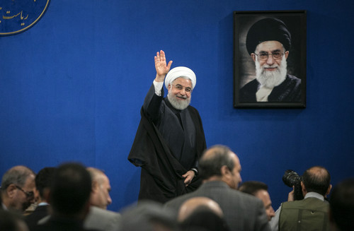 资料图片：2019年10月14日，在伊朗德黑兰，伊朗总统鲁哈尼出席新闻发布会后挥手离场。新华社发
