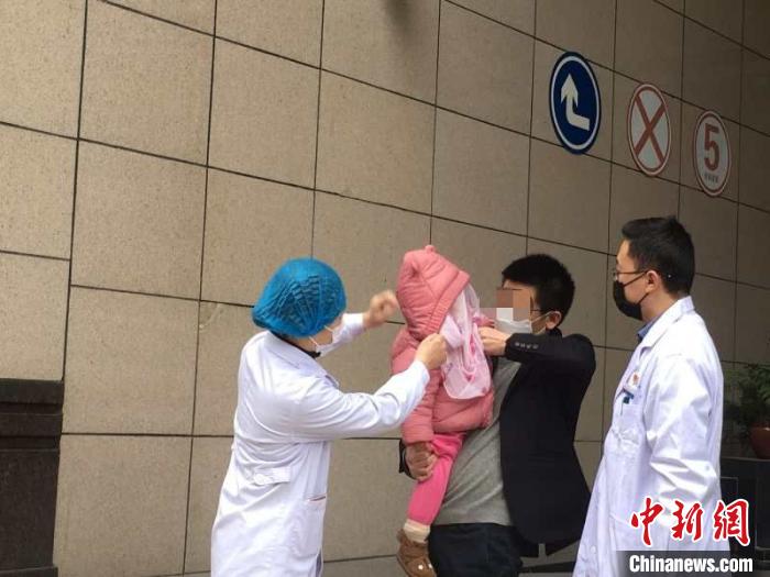 湖北襄阳一名1岁半女童确诊患者治愈出院