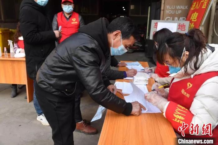 杭州萧山某企业员工返浙后进行身份登记。 张斌 摄