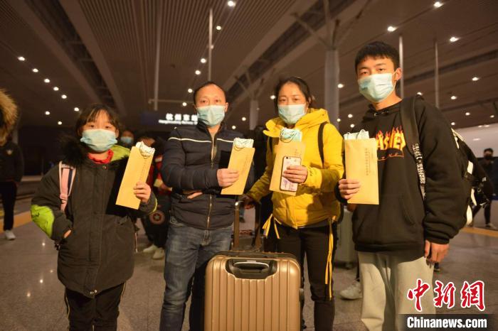 来自贵州的务工人员乘中国铁路首趟定制务工人员返程专列抵达杭州。 商泽阳 摄