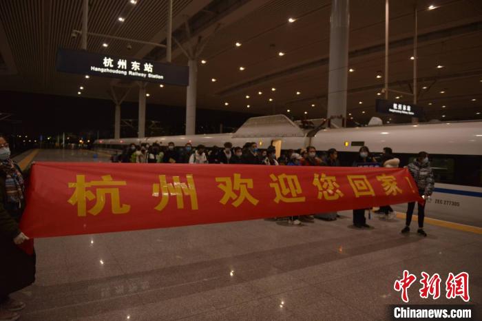 来自贵州的务工人员乘中国铁路首趟定制务工人员返程专列抵达杭州。 商泽阳 摄