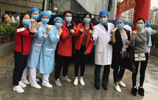 出征，玥彦妈妈右四