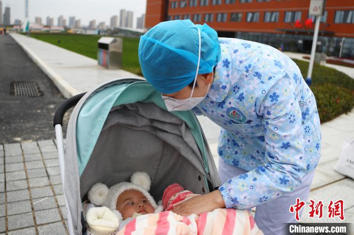 7个月大的女童在医院呆了9天,当天符合出院标准顺利出院。 刘占昆 摄 7个月大的女童在医院呆了9天,当天符合出院标准顺利出院。 刘占昆 摄