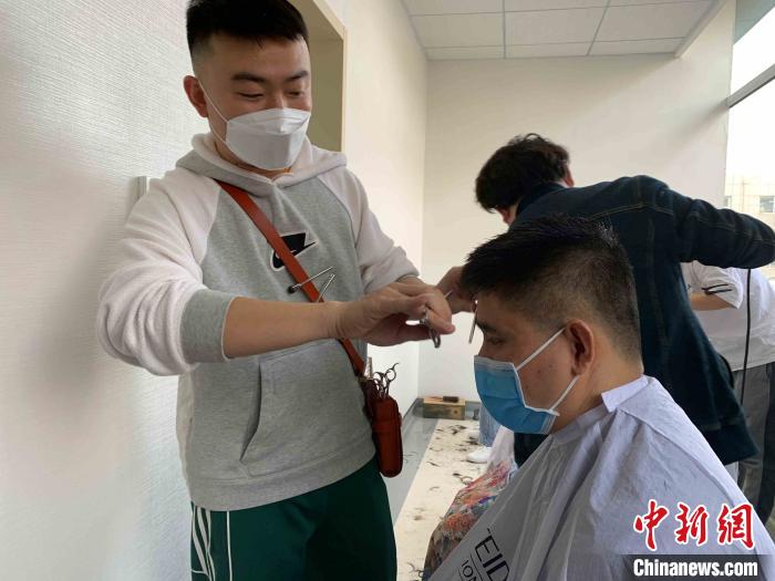 济南理发师为援鄂医护人员义剪给“天使”一个漂亮的短发
