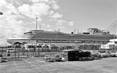 “钻石公主号”邮轮乘客陆续下船供图/新华社