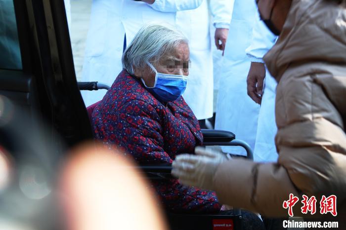 据刘某的主治医生、该院急诊科副主任周从阳介绍,老人的孙子曾与武汉返乡人员有接触,她于1月29日开始出现胸闷、乏力、恶心呕吐等症状,经检查确诊为新冠肺炎患者。 刘占昆 摄 据刘某的主治医生、该院急诊科副主任周从阳介绍,老人的孙子曾与武汉返乡人员有接触,她于1月29日开始出现胸闷、乏力、恶心呕吐等症状,经检查确诊为新冠肺炎患者。 刘占昆 摄