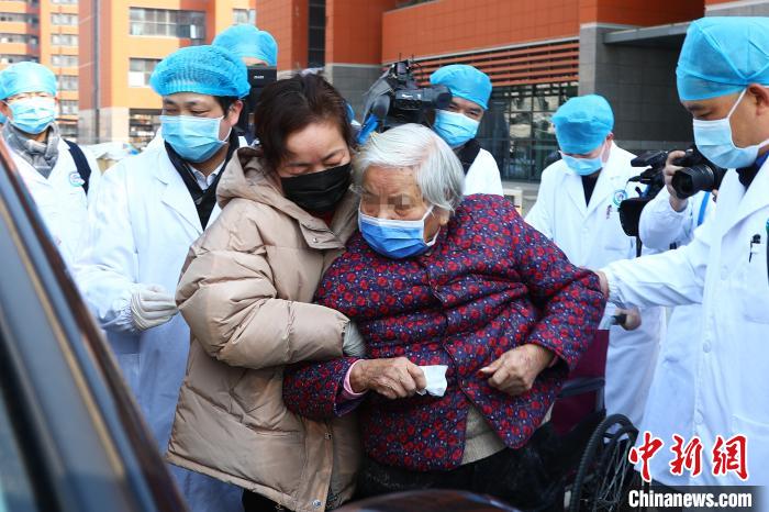 当天,90岁的刘某在其女儿的陪伴下出院。现场,刘某的女儿一边搀扶着自己的母亲,一边不停地向医务人员表示感谢。 刘占昆 摄 当天,90岁的刘某在其女儿的陪伴下出院。现场,刘某的女儿一边搀扶着自己的母亲,一边不停地向医务人员表示感谢。 刘占昆 摄