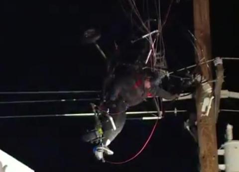 被困住的男子 (图源:CBS News)