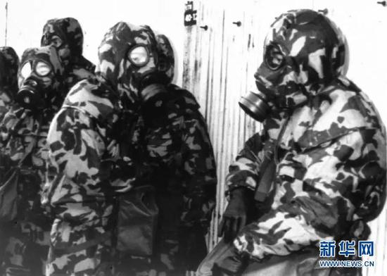  图为1995年3月20日发生日本东京地铁沙林毒气事件之后，日本警察准备对奥姆真理教总部进行搜查。来源： 新华网