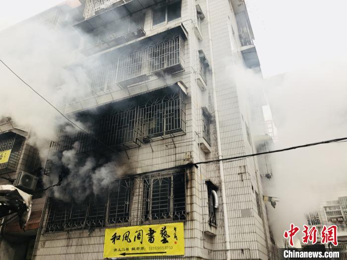 广西桂林一居民楼起火消防员成功营救疏散12人