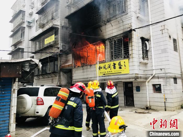 图为消防员正在扑救火灾。 王珂 摄 图为消防员正在扑救火灾。 王珂 摄