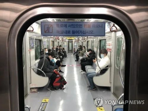 疫情爆发后的大邱地铁。图：韩联社