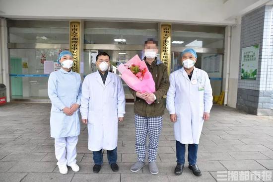 ▲2月8日，罗轩[化名]从湘潭市中心医院公卫中心治愈出院。