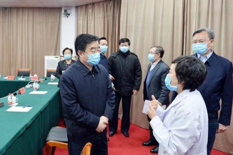 张庆伟向附属一院副院长薄红了解医护人员的防护情况。