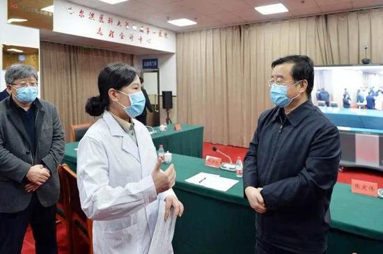张庆伟向附属一院重症医学科主任赵鸣雁询问新冠肺炎患者治疗方案。
