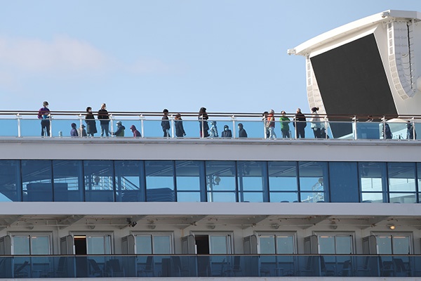 2月19日，在日本横滨，乘客在“钻石公主”号邮轮甲板上活动。新华社 图
