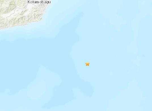 印度尼西亚附近海域发生5.3级地震 震源深度48.8千米。图片来源：美国地质勘探局网站截图