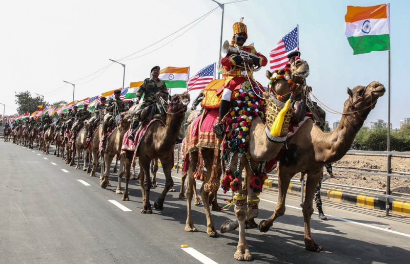 艾哈迈达巴德街上的骆驼骑兵（图源：独立报）