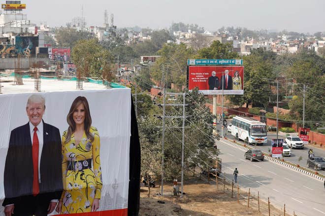 印度街头悬挂着巨幅广告（图源：独立报）