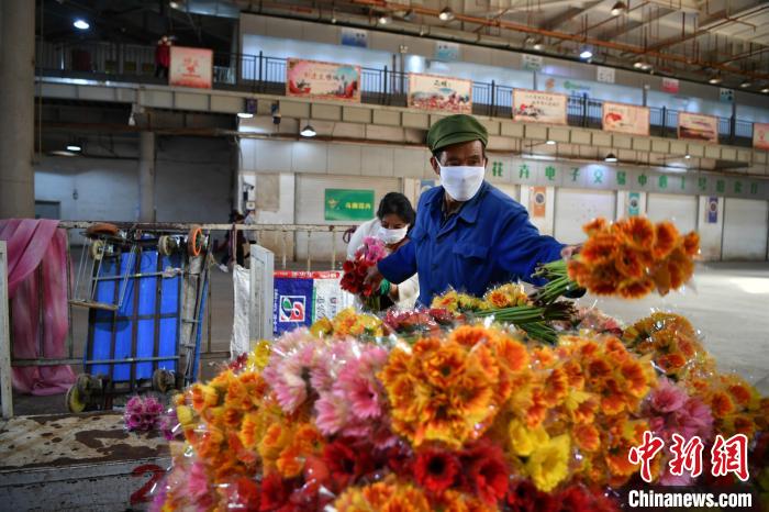 图为斗南花卉交易市场恢复鲜切花对手交易 刘冉阳 摄 图为斗南花卉交易市场恢复鲜切花对手交易 刘冉阳 摄