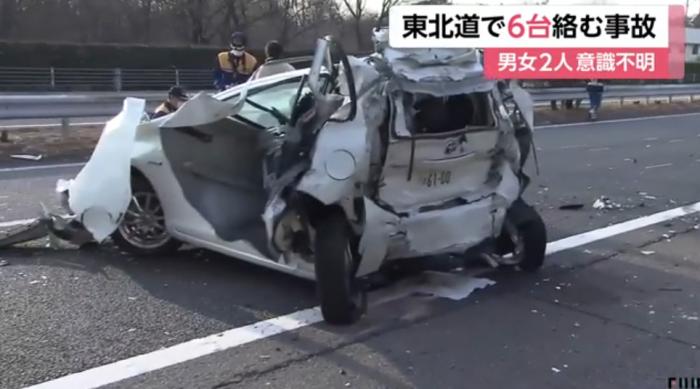 当地时间25日凌晨,日本东北高速公路发生连环相撞事故。(图片来源:日本富士电视台视频截图) 点击进入下一页