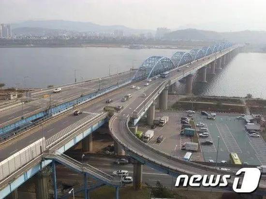 警方查看监控录像后发现，该男子当时驾车撞到铜雀大桥栏杆，随后下车，于4点57分跳入汉江。