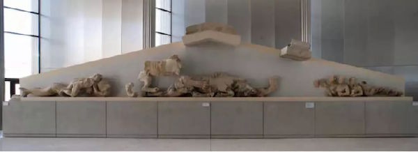 雅典卫城博物馆展厅内，古帕特农神庙西三角门楣上残余的雕塑