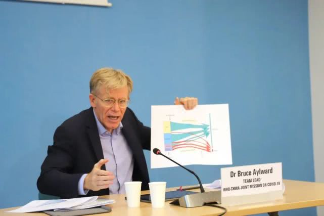 2月25日，在瑞士日内瓦，世界卫生组织赴中国考察专家组负责人布鲁斯·艾尔沃德在记者会上介绍疫情有关情况。新华社记者 陈俊侠 摄