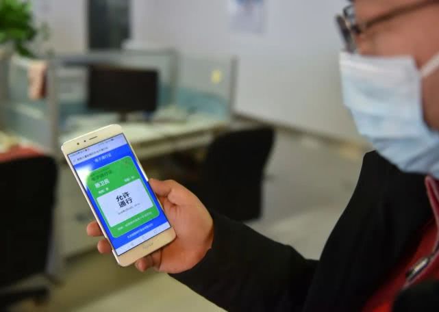 2月24日，在位于北京市朝阳区的中关村科技园区，超图集团员工在展示团队研发的疫情防控电子通行证系统。该系统可运用于疫情期间社区、楼宇的人员管理工作。新华社发（陈钟昊摄）