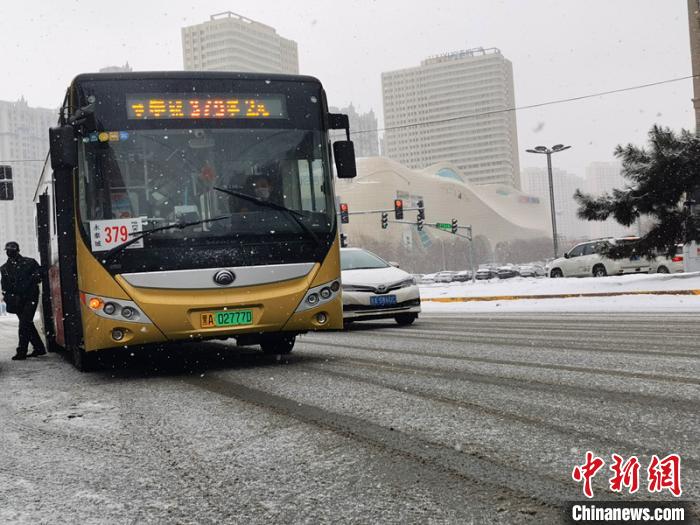 “湿雪”袭龙江八地市发布道路结冰黄色预警信号