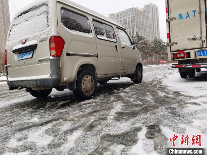 气温回升，雪花落地就化。 刘秉鑫 摄