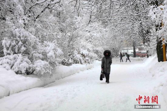 资料图：一名俄罗斯民众走过白雪覆盖的道路。