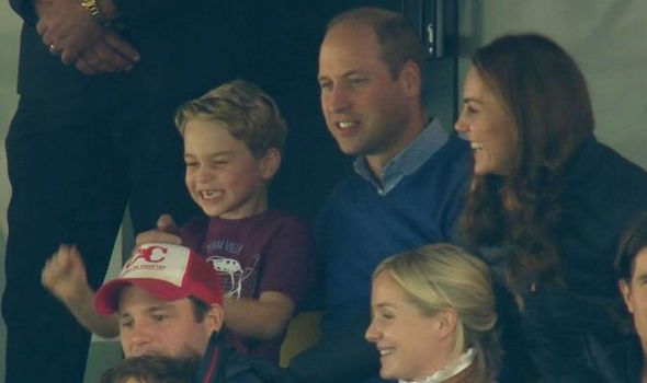 威廉此前带着凯特王妃和乔治小王子一同看球。（图源：每日快报）