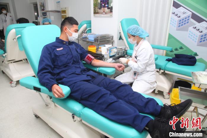 受新冠肺炎疫情影响，近期上海市无偿献血人数骤减，血液库存不足，无法满足临床用血需求。上海消防供图