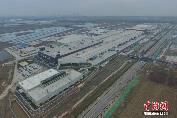 2月10日，特斯拉在上海的超级工厂正式复工复产，成为中国最早一批复工的车企之一。(航拍图片) 中新社记者 张亨伟 摄