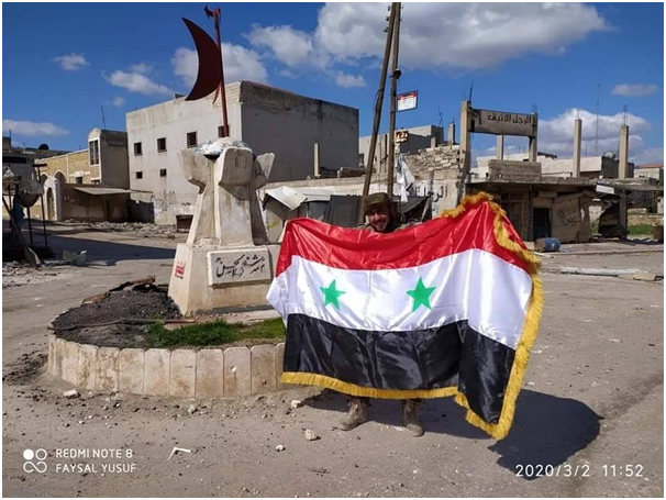 叙利亚政府军3月2日夜间夺回萨拉奇布镇全镇控制权，图为政府军士兵在该镇用手机拍照留念 图源：社交媒体