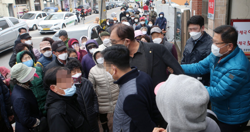 2日上午，江原道江陵市一家邮局，口罩5分钟即卖完，没买到的市民向工作人员抗议。