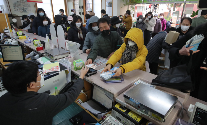   2日，韩国釜山机张郡一家邮局，每人限购5个口罩。