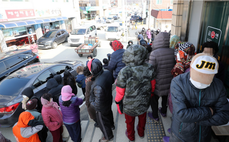 2日上午，忠清南道天安市一家邮局前，市民排长队买口罩。