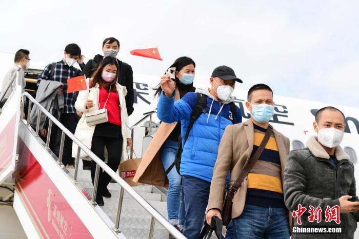 图为成都返岗人员乘坐深航ZH9416包机飞抵深圳。中新社记者 陈文 摄