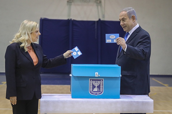 3月2日，在耶路撒冷一个投票站，以色列总理内塔尼亚胡（右）与夫人萨拉·内塔尼亚胡投票。新华社 图