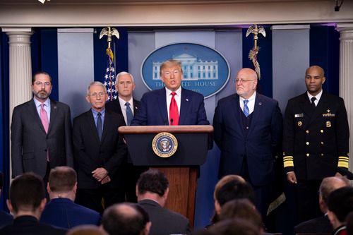 2月29日，在美国华盛顿，美国总统特朗普（右三）参加白宫记者会。新华社记者 刘杰 摄 