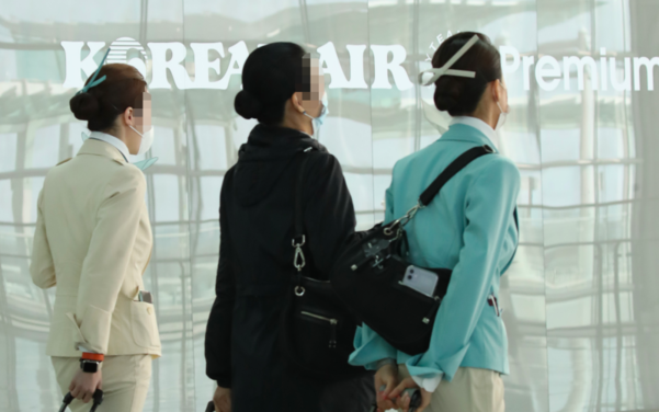 疫情加重，韩国空姐戴口罩工作（韩联社）