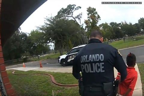 警察将凯亚·罗尔抱至警车后座的视频截图（图源：Fox News）