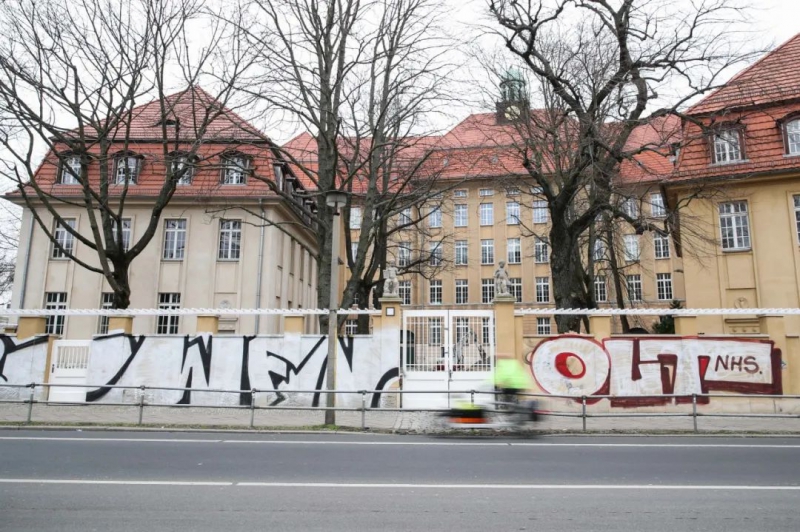 3月3日，在德国首都柏林，一所中学因新冠肺炎疫情被关闭。新华社记者单宇琦摄
